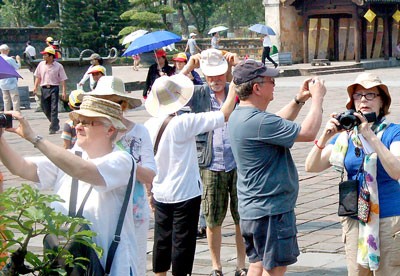 Crowded foreigners visit Hue Festival (Photo: SGGP) Crowded foreigners visit Hue Festival (Photo: SGGP)