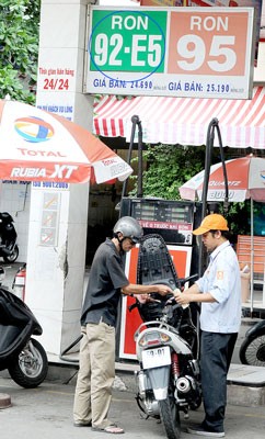 Price for a liter of the E5 is the same as A92 gasoline (Photo: SGGP) Price for a liter of the E5 is the same as A92 gasoline (Photo: SGGP)