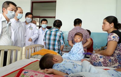 Leaders of Ministry of Health visit the tropical disease hospital to supervise treatment of patients (Photo: SGGP) Leaders of Ministry of Health visit the tropical disease hospital to supervise treatment of patients (Photo: SGGP)