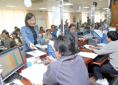 Representatives of enterprises submit files to get business licences at Ha Noi's Planning and Investment Department. The revision of the Enterprise Law, which was discussed by NA deputies yesterday, aims to create a legal framework to facilitate the enterprise restructuring process (Photo: VNA/VNS) Representatives of enterprises submit files to get business licences at Ha Noi's Planning and Investment Department. The revision of the Enterprise Law, which was discussed by NA deputies yesterday, aims to create a legal framework to facilitate the enterprise restructuring process (Photo: VNA/VNS)