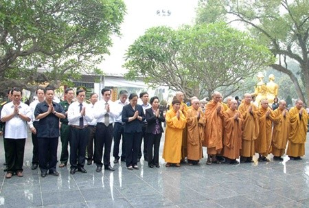 Deputy President Nguyen Thi Doan (centre), representatives of the Viet Nam Buddhist Sangha and leaders from ministries and agencies commenmorate fallen heroic soldiers of the Dien Bien Phu campaign. — VNA/VNS Photo Xuan Tu Deputy President Nguyen Thi Doan (centre), representatives of the Viet Nam Buddhist Sangha and leaders from ministries and agencies commenmorate fallen heroic soldiers of the Dien Bien Phu campaign. — VNA/VNS Photo Xuan Tu