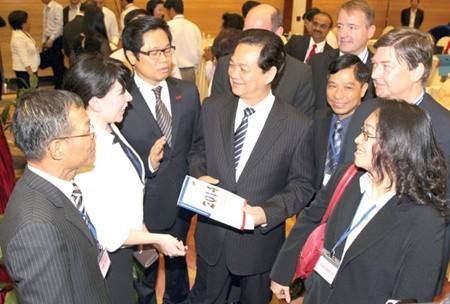 Prime Minister Nguyen Tan Dung (second right) talks with business representatives during a conference on April 28 (Photo: VNS) Prime Minister Nguyen Tan Dung (second right) talks with business representatives during a conference on April 28 (Photo: VNS)