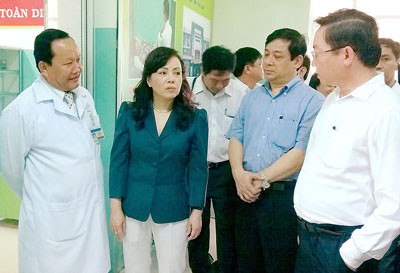 Health Minister visits a hospital in BInh Tan District to supervise measles prevention (Photo:SGGP) Health Minister visits a hospital in BInh Tan District to supervise measles prevention (Photo:SGGP)