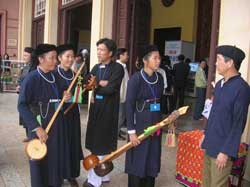 Then singing is Tay, Nung ethnic groups's speical culture (photo: SGGP) Then singing is Tay, Nung ethnic groups's speical culture (photo: SGGP)