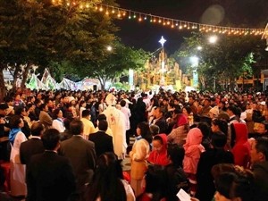 Catholic people welcomed Christmas Day (Photo: VNA Catholic people welcomed Christmas Day (Photo: VNA