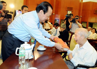 Party Secretary of Ho Chi Minh City offers book to veterans (Photo:SGGP) Party Secretary of Ho Chi Minh City offers book to veterans (Photo:SGGP)