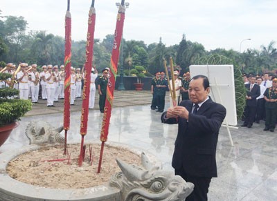 Party Secretary of Ho Chi Minh City Le Thanh Hai offered incenses at Ho Chi Minh City Martyrs Cemetery (Photo:SGGP) Party Secretary of Ho Chi Minh City Le Thanh Hai offered incenses at Ho Chi Minh City Martyrs Cemetery (Photo:SGGP)