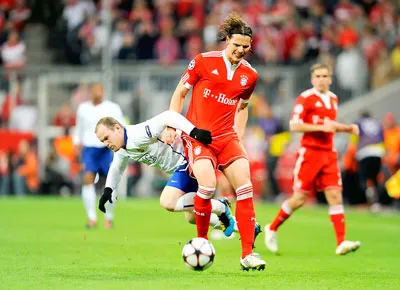 Wayne Rooney (trái, Man.United) tranh bóng với Daniel van Buyten (Bayern) trong trận đấu năm 2010. Wayne Rooney (trái, Man.United) tranh bóng với Daniel van Buyten (Bayern) trong trận đấu năm 2010.