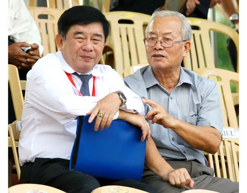 Dù gì thì “vua cha” Nguyễn Văn Mùi (trái) đã chính thức quay lại ngôi nhà trọng tài. Ảnh: Hoàng Hùng Dù gì thì “vua cha” Nguyễn Văn Mùi (trái) đã chính thức quay lại ngôi nhà trọng tài. Ảnh: Hoàng Hùng