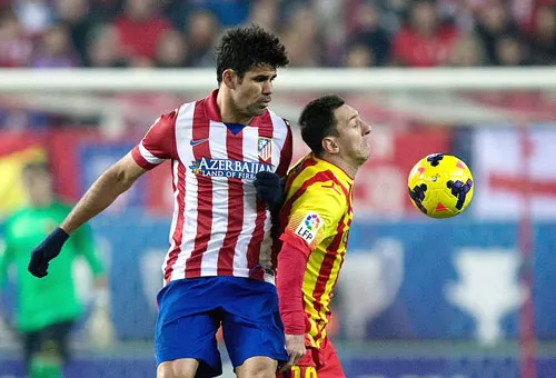 Diego Costa (trái, Atletico Madrid) tranh bóng với Messi (Barcelona). Diego Costa (trái, Atletico Madrid) tranh bóng với Messi (Barcelona).