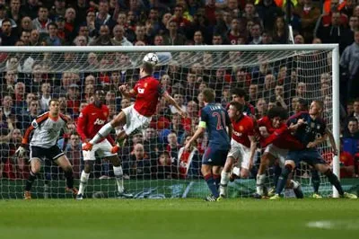 Trung vệ Nemanja Vidic tung người đánh đầu đưa bóng vào lưới thủ môn Neuer của Bayern Munich. Ảnh: Reuters Trung vệ Nemanja Vidic tung người đánh đầu đưa bóng vào lưới thủ môn Neuer của Bayern Munich. Ảnh: Reuters