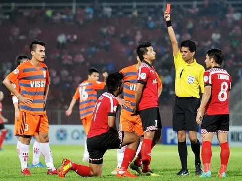 Lượt đi, V.Ninh Bình giành chiến thắng 3-2 với lợi thế hơn người do đối thủ bị 2 thẻ đỏ.