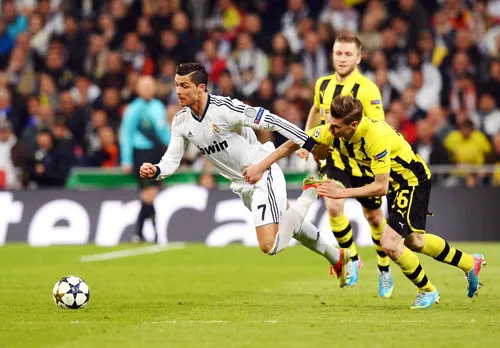Hậu vệ Lukasz Piszczek (Borussia Dortmund) phạm lỗi với Cristiano Ronaldo (Real Madrid). Hậu vệ Lukasz Piszczek (Borussia Dortmund) phạm lỗi với Cristiano Ronaldo (Real Madrid).