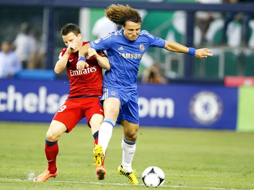 David Luiz (phải, Chelsea) thi đấu đầy mạnh mẽ trong trận giao hữu hòa PSG 1-1 năm 2012. David Luiz (phải, Chelsea) thi đấu đầy mạnh mẽ trong trận giao hữu hòa PSG 1-1 năm 2012.
