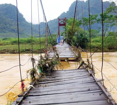 Miền Trung: “Treo” số phận qua cầu treo
