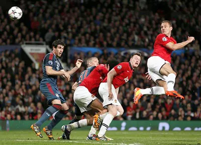 Cú đánh đầu mở tỷ số ngoạn mục của Nemanja Vidic.