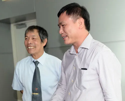 Ông Ngô Lê Bằng và Chủ tịch HFF Trần Anh Tú (phải). Ảnh: Q.T Ông Ngô Lê Bằng và Chủ tịch HFF Trần Anh Tú (phải). Ảnh: Q.T