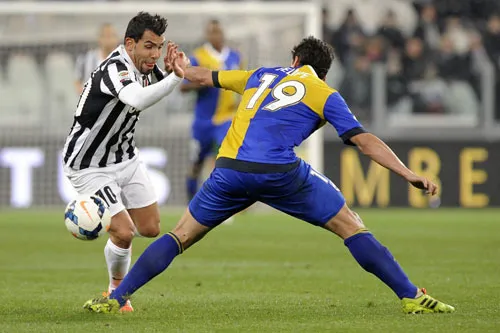 Sự “vô duyên” của Carlos Tevez (trái) ở đấu trường châu Âu khiến Juve gặp bất lợi. Sự “vô duyên” của Carlos Tevez (trái) ở đấu trường châu Âu khiến Juve gặp bất lợi.