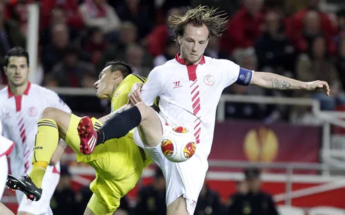 Ivan Rakitic (phải, Sevilla) là một trong số ít cầu thủ từng góp mặt trong cuộc đối đầu Porto 3 năm trước. Ivan Rakitic (phải, Sevilla) là một trong số ít cầu thủ từng góp mặt trong cuộc đối đầu Porto 3 năm trước.