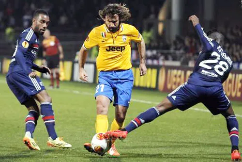 Tiền vệ Andrea Pirlo (giữa, Juventus) trong vòng vây của các hậu vệ Lyon. Ảnh: AP Tiền vệ Andrea Pirlo (giữa, Juventus) trong vòng vây của các hậu vệ Lyon. Ảnh: AP