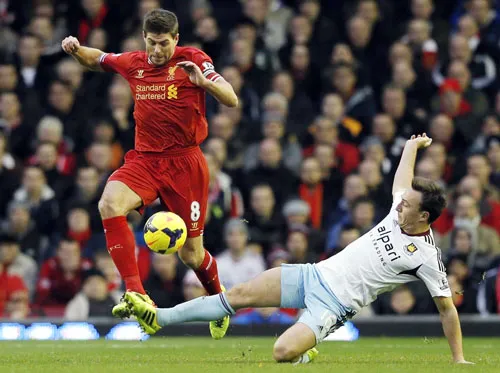 Đội trưởng Steven Gerrard (trái) hy vọng sẽ giúp Liverpool vượt qua West Ham. Đội trưởng Steven Gerrard (trái) hy vọng sẽ giúp Liverpool vượt qua West Ham.