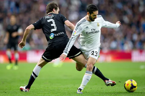 Real Madrid (phải) sẽ không có một trận đấu dễ dàng khi làm khách tại Sociedad. Real Madrid (phải) sẽ không có một trận đấu dễ dàng khi làm khách tại Sociedad.