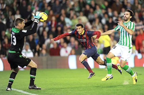 Pedro (Barcelona) nỗ lực đánh đầu trước khung thành Betis. Pedro (Barcelona) nỗ lực đánh đầu trước khung thành Betis.