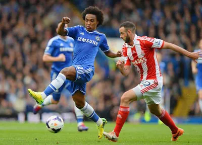 Tiền vệ Willian (trái), vượt qua Marc Wilson của Stoke City. Tiền vệ Willian (trái), vượt qua Marc Wilson của Stoke City.
