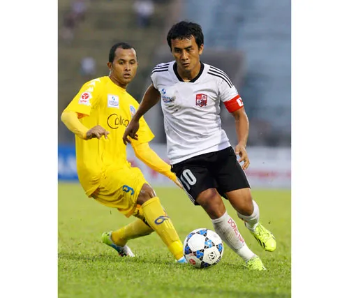 Chủ nhà Đồng Nai (phải) lội ngược dòng ấn tượng bằng chiến thắng đậm đà 5-1. Ảnh: Hoàng Hùng