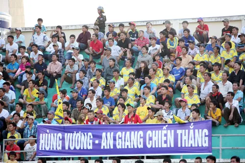 Người hâm mộ đội bóng HV An Giang đang rất cần 1 trận thắng để giải tỏa cơn khát. Ảnh: Dũng Phương Người hâm mộ đội bóng HV An Giang đang rất cần 1 trận thắng để giải tỏa cơn khát. Ảnh: Dũng Phương