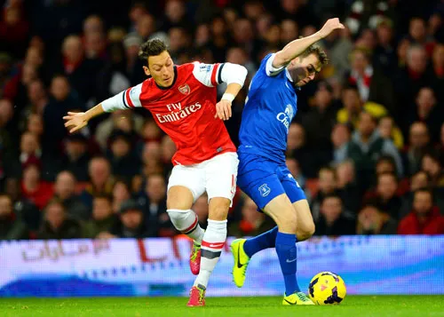 Thói quen và kinh nghiệm của Arsenal (trái) có thể hủy hoại giấc mơ Champions League của Everton. Thói quen và kinh nghiệm của Arsenal (trái) có thể hủy hoại giấc mơ Champions League của Everton.
