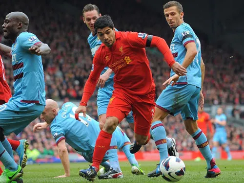 Luis Suarez (Liverpool) đột phá giữa hàng phòng ngự West Ham ở lượt đi. Luis Suarez (Liverpool) đột phá giữa hàng phòng ngự West Ham ở lượt đi.