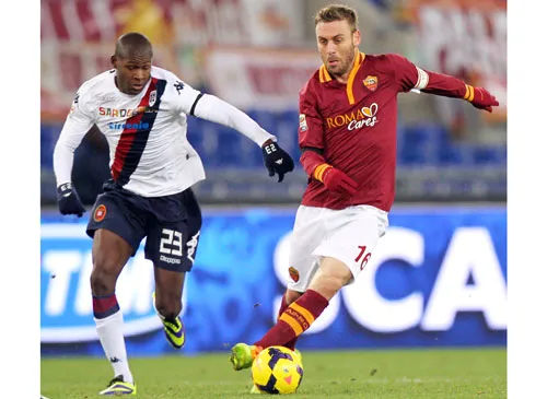 Daniele De Rossi (phải, AS Roma) đi bóng trước Victor Ibarbo (Cagliari). Daniele De Rossi (phải, AS Roma) đi bóng trước Victor Ibarbo (Cagliari).