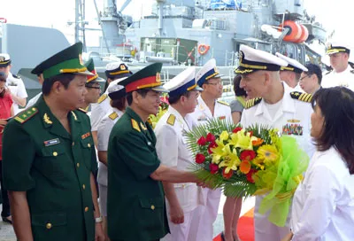 Khu trục hạm USS John S. McCain cập cảng Tiên Sa