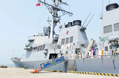 Tàu USS John S. McCain (DDG-56) tại cảng Tiên Sa (Đà Nẵng) Tàu USS John S. McCain (DDG-56) tại cảng Tiên Sa (Đà Nẵng)