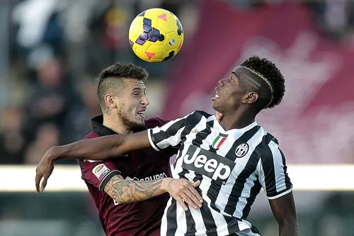 Pha không chiến giữa Leandro Greco (Livorno, trái) và Paul Pogba (Juventus). Pha không chiến giữa Leandro Greco (Livorno, trái) và Paul Pogba (Juventus).