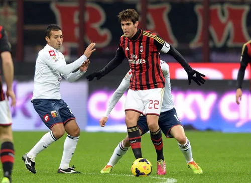 Kaka (Milan, phải) đi bóng giữa hàng thủ Genoa. Kaka (Milan, phải) đi bóng giữa hàng thủ Genoa.