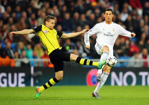 Cristiano Ronaldo (phải, Real Madrid) sút bóng trước sự truy cản của Lukasz Piszczek (Borussia Dortmund) Cristiano Ronaldo (phải, Real Madrid) sút bóng trước sự truy cản của Lukasz Piszczek (Borussia Dortmund)