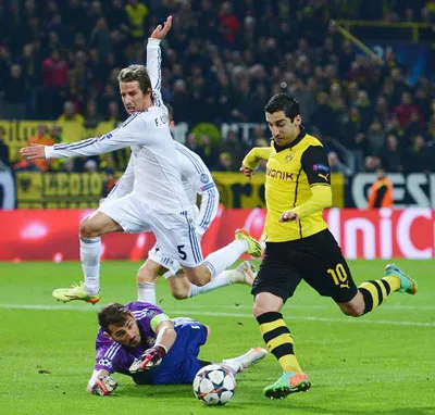 Tiền đạo Henrikh Mkhitaryan (phải, Dortmund) trong pha đối mặt với thủ môn Casillas của Real Madrid. Tiền đạo Henrikh Mkhitaryan (phải, Dortmund) trong pha đối mặt với thủ môn Casillas của Real Madrid.