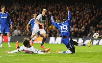 Tiền đạo Demba Ba (phải) trong tình huống ghi bàn ấn định chiến thắng 2 - 0 cho Chelsea. Tiền đạo Demba Ba (phải) trong tình huống ghi bàn ấn định chiến thắng 2 - 0 cho Chelsea.