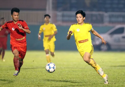 Trung vệ Hoàng Văn Khánh (phải) từng bị loại khỏi danh sách U19 Việt Nam tập huấn châu Âu, nay anh tiếp tục nằm trong danh sách VFF đề xuất. Ảnh: Minh Trần Trung vệ Hoàng Văn Khánh (phải) từng bị loại khỏi danh sách U19 Việt Nam tập huấn châu Âu, nay anh tiếp tục nằm trong danh sách VFF đề xuất. Ảnh: Minh Trần