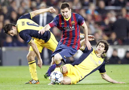 Lionel Messi (Barcelona) nỗ lực vượt qua sự truy cản của Tiago và Koke (Atletico Madrid). Lionel Messi (Barcelona) nỗ lực vượt qua sự truy cản của Tiago và Koke (Atletico Madrid).