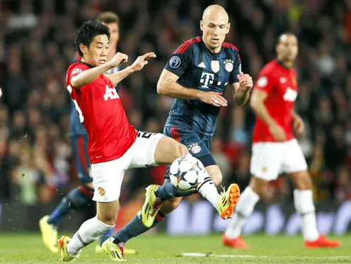 Arjen Robben (phải, Bayern) tranh bóng với Shinji Kagawa (Man.United). Arjen Robben (phải, Bayern) tranh bóng với Shinji Kagawa (Man.United).