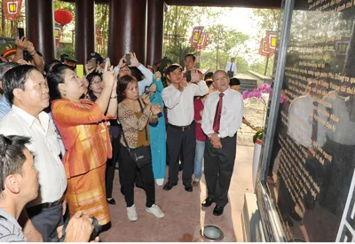 Người dân trước văn bia vừa được khánh thành tại Đền tưởng niệm các Vua Hùng. Ảnh: Việt Dũng Người dân trước văn bia vừa được khánh thành tại Đền tưởng niệm các Vua Hùng. Ảnh: Việt Dũng