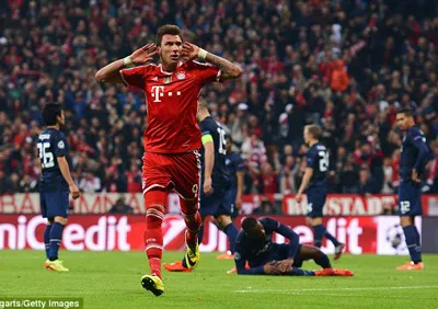 và Mario Mandzukic gỡ hòa ngay sau đó. Ảnh: dailymail và Mario Mandzukic gỡ hòa ngay sau đó. Ảnh: dailymail