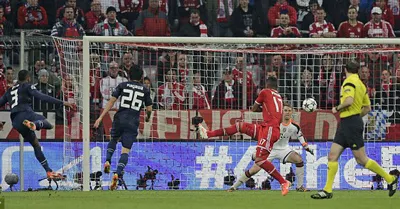 Patrice Evra (số 3) tung cú sút mở tỷ số cho Man.United. Ảnh: dailymail Patrice Evra (số 3) tung cú sút mở tỷ số cho Man.United. Ảnh: dailymail
