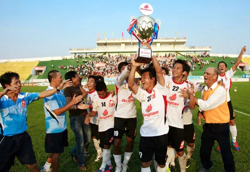 ĐTLA mừng thăng hạng mùa giải 2013 và nay họ lại có nguy cơ quay lại sân chơi hạng Nhất với chuỗi trận bết bát. Ảnh: Hoàng Hùng ĐTLA mừng thăng hạng mùa giải 2013 và nay họ lại có nguy cơ quay lại sân chơi hạng Nhất với chuỗi trận bết bát. Ảnh: Hoàng Hùng