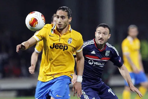 Martin Caceres (trái, Juventus) kiểm soát bóng trước Steed Malbranque (Lyon). Martin Caceres (trái, Juventus) kiểm soát bóng trước Steed Malbranque (Lyon).