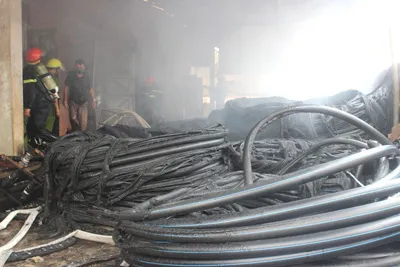 Cháy dữ dội tại kho Công ty cấp nước và Xây dựng Hà Tĩnh