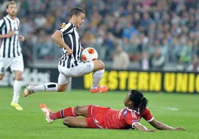 Bakary Kone (Lyon, áo đỏ) không thể truy cản Sebastian Giovinco của Juventus. Bakary Kone (Lyon, áo đỏ) không thể truy cản Sebastian Giovinco của Juventus.